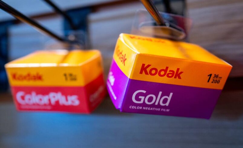 Kodak lanza Charmera: la minicámara digital estilo ochentero que cabe ¡en un llavero!