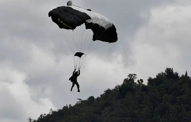 Tragedia en desfile militar, paracaidista cae al realizar maniobra aérea