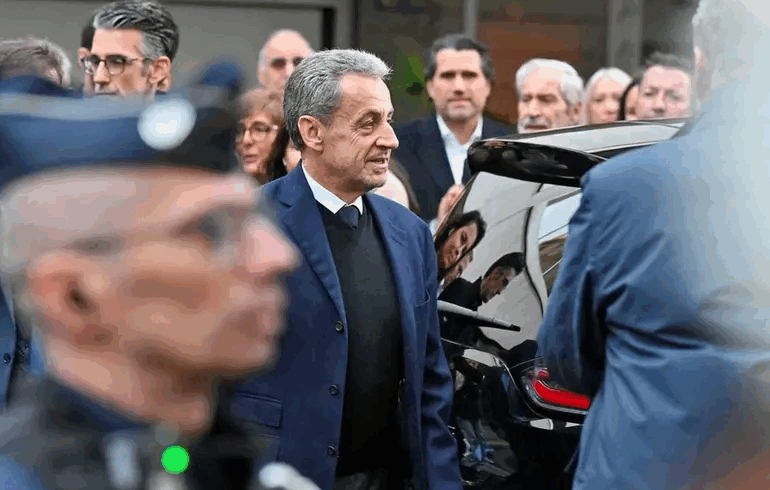Sarkozy saldrá de la cárcel en libertad condicional; pasó 20 días en prisión