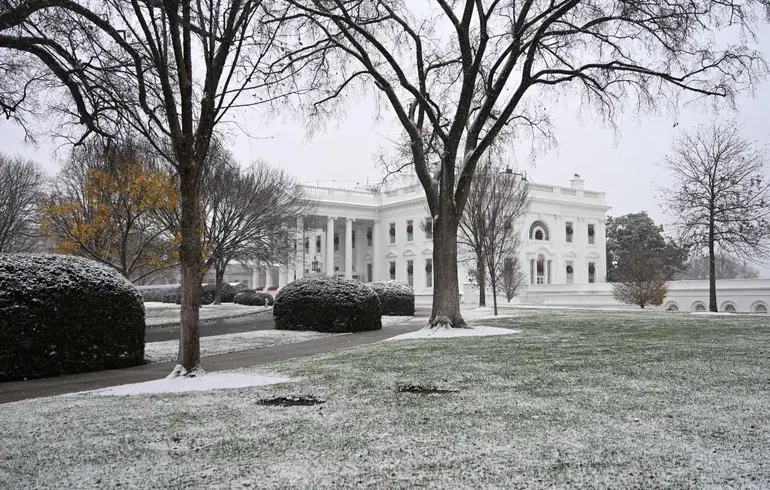 Tormenta invernal deja nieve, aguanieve y cierres en la costa este de EU