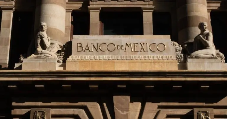 Banxico anticipa recortes más bruscos a la tasa de interés tras desinflación