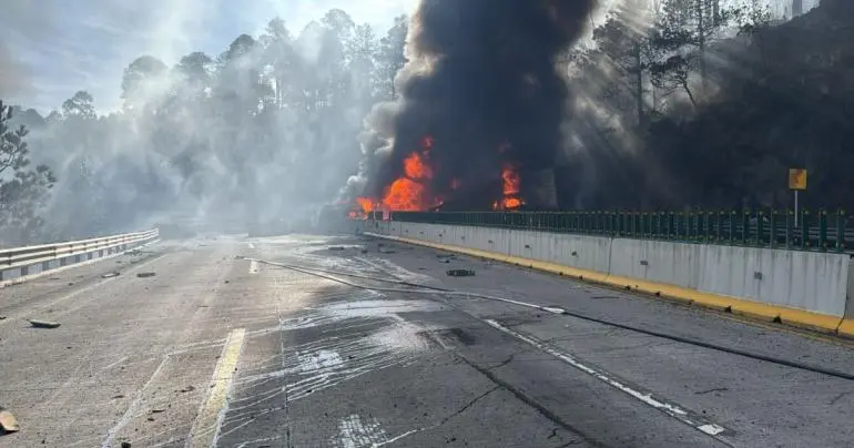 Accidente en la México-Puebla deja autos en llamas y cierran circulación