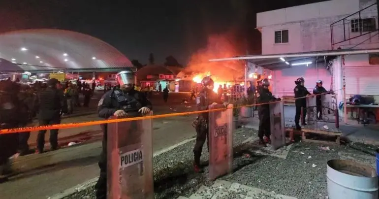 Incendio consume 5 bodegas en la Central de Abasto, Iztapalapa