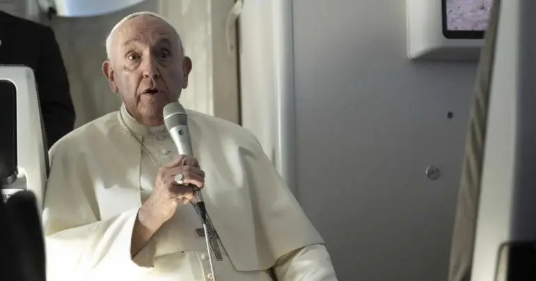 Papa Francisco muestra mejoría y trabaja desde el hospital