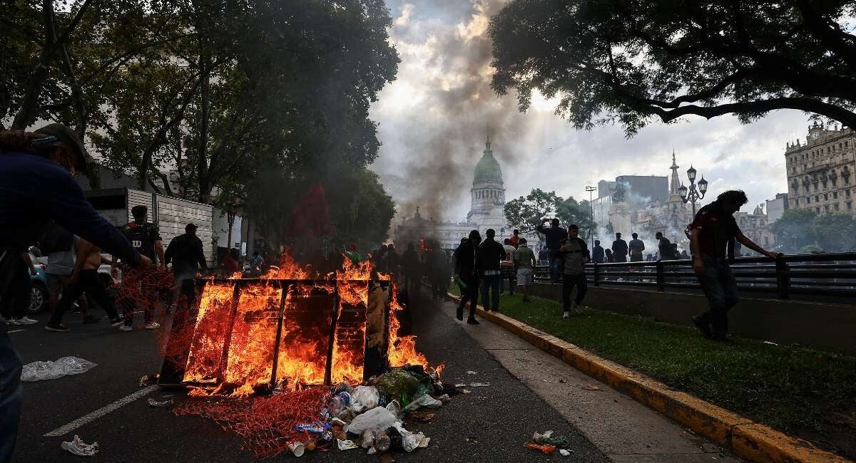 Policías, jubilados y barras bravas chocan en violentas protestas en el Congreso de Argentina