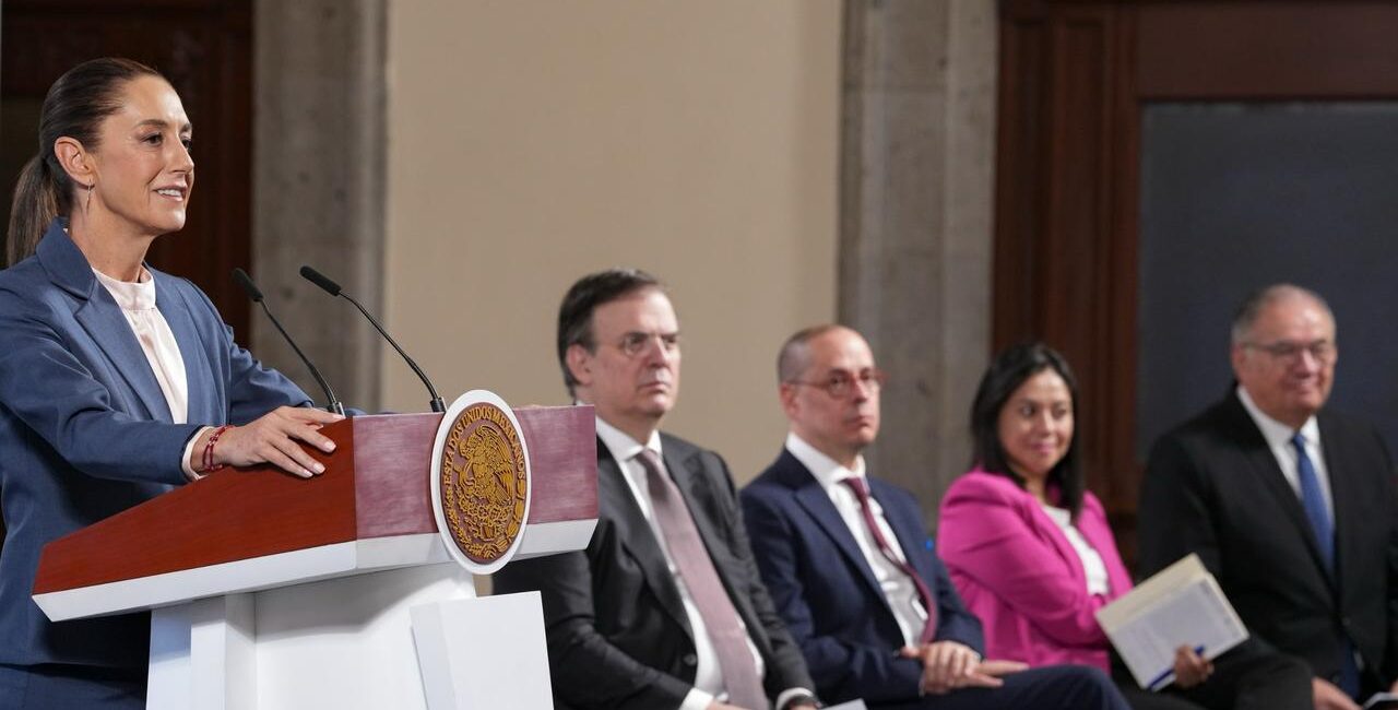 Sheinbaum se reúne con Juan Ramón de la Fuente y Marcelo Ebrard en Palacio Nacional