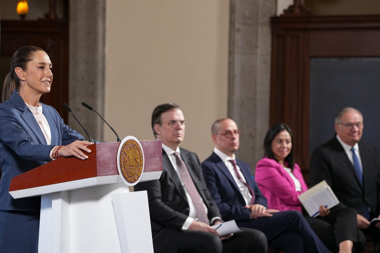 Sheinbaum se reúne con Juan Ramón de la Fuente y Marcelo Ebrard en Palacio Nacional