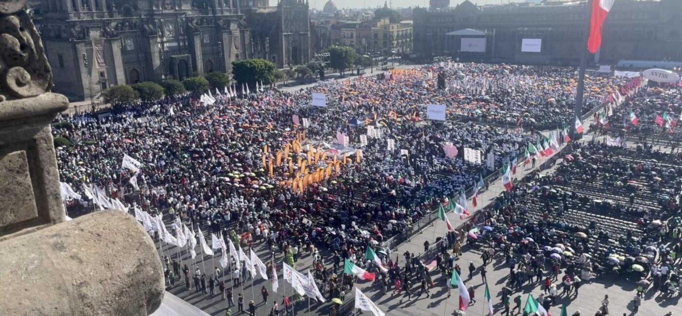 Contingentes arriban al Zócalo previo a la asamblea de Sheinbaum