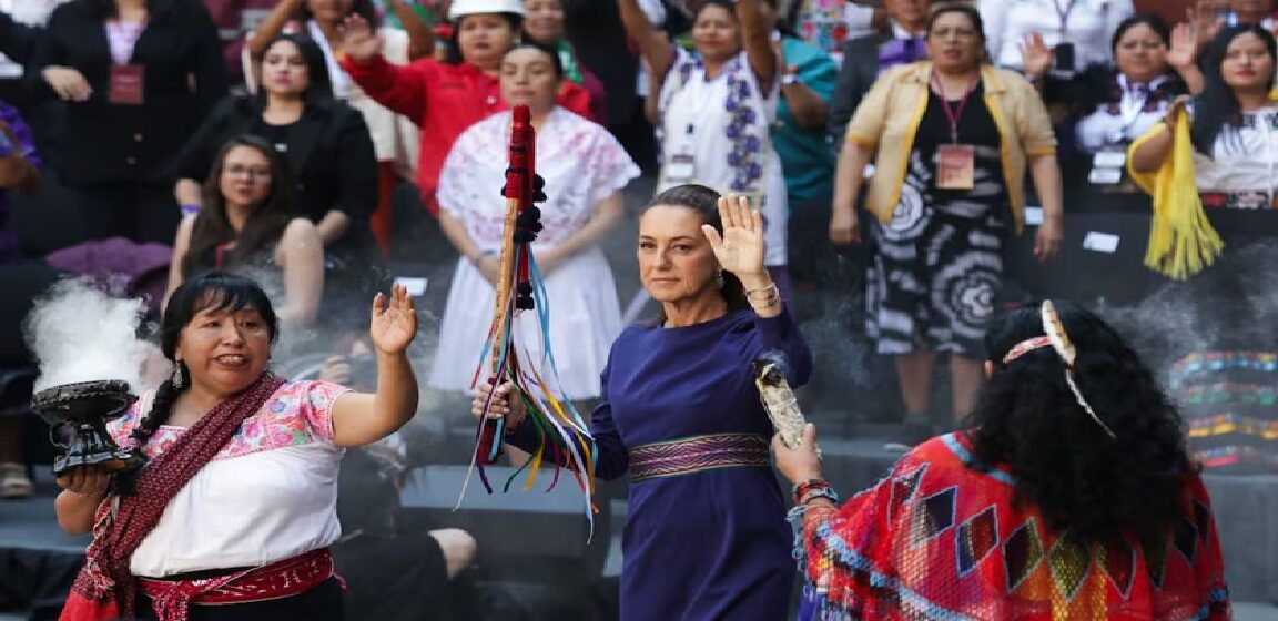 8M: Mujeres indígenas entregan bastón de mando a Sheinbaum; “¡Mucha fuerza!”, le desean