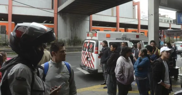 Persona se arroja al paso del tren en San Antonio Abad, Línea 2 del Metro