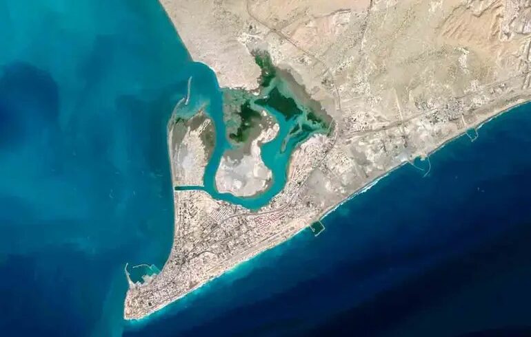 Irán amenaza con cerrar el Estrecho de Ormuz y sacude el mercado mundial del petróleo