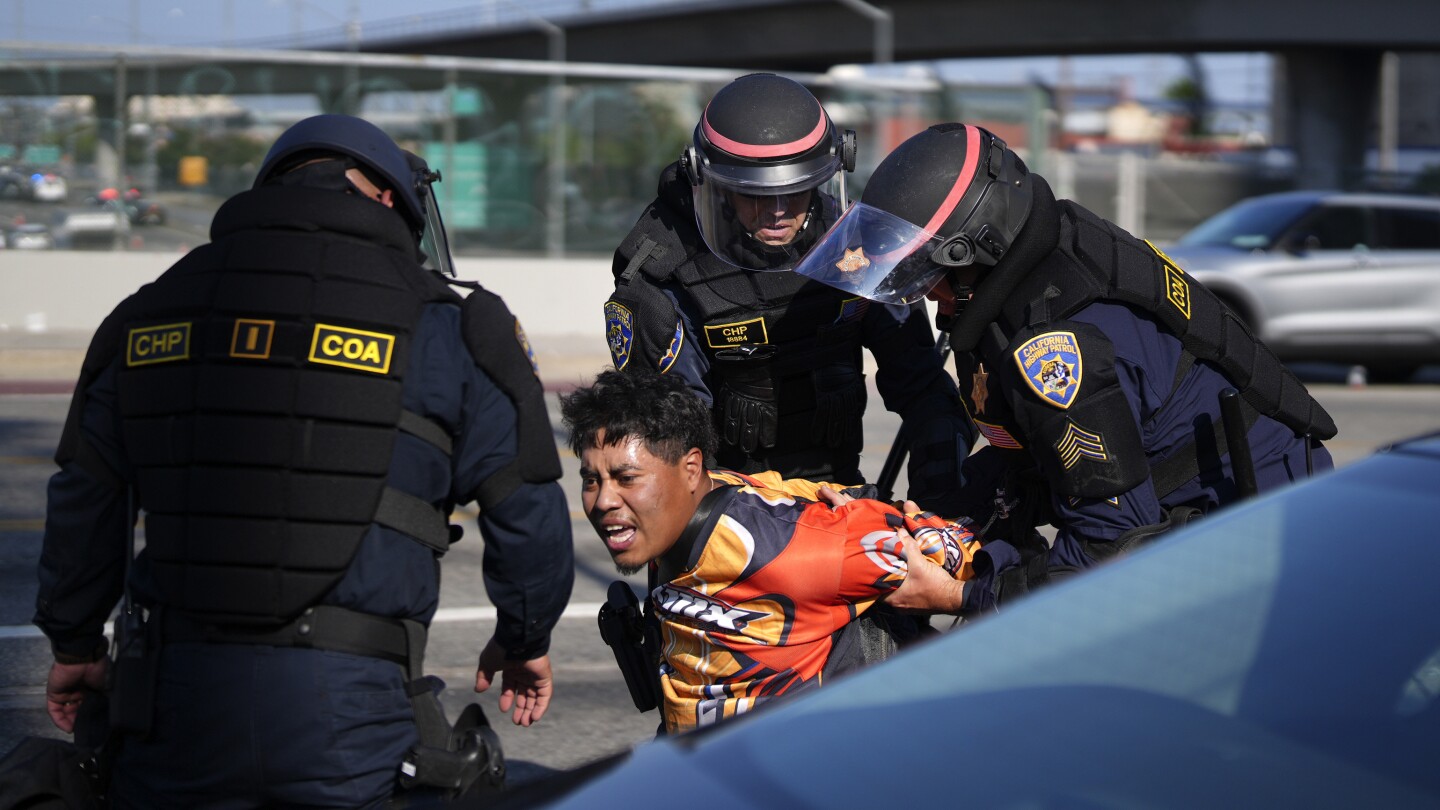 Más de 20 personas fueron detenidas en la primera noche del toque de queda en Los Ángeles