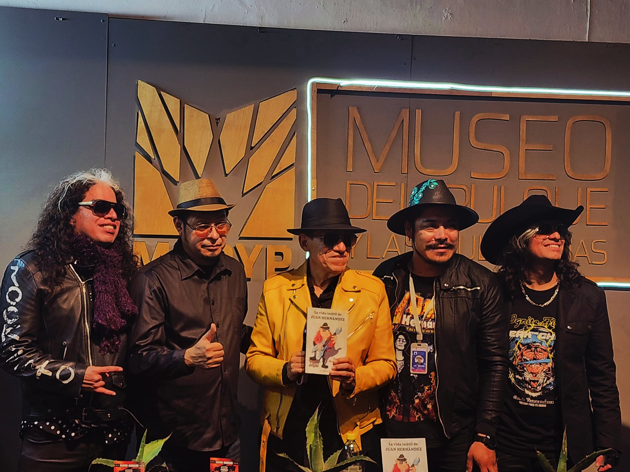 JUAN HERNÁNDEZ Y EL LIBRO QUE LE CANTA AL BARRIO, AL ROCK Y A LA VIDA QUE SÍ IMPORTA