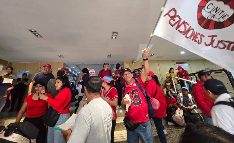 CNTE toma edificio de la SEP y advierte: “Si no hay solución, aquí nos quedamos”