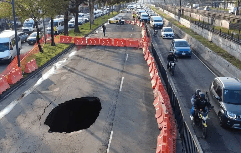 Socavón de 10 metros colapsa el tráfico en Calzada Ignacio Zaragoza