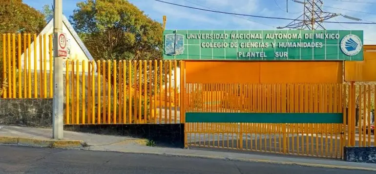 Desalojan el CCH Sur ante reporte de alumno lesionado tras aventarse de un edificio