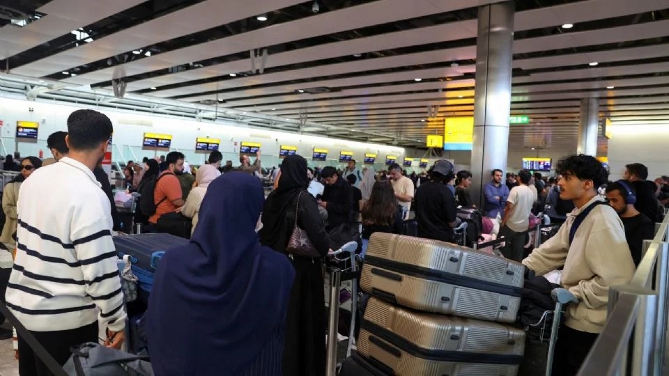 Colapsan aeropuertos en Europa tras ciberataque; Bruselas pide cancelar la mitad de vuelos este lunes