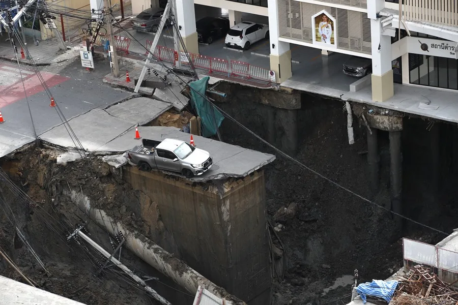 Un gran socavón frente a un hospital en Bangkok obliga a evacuar a los pacientes