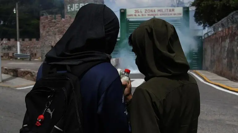 Normalistas protestan en Chilpancingo por el caso Ayotzinapa y lanzan petardos a la 35ª Zona Militar