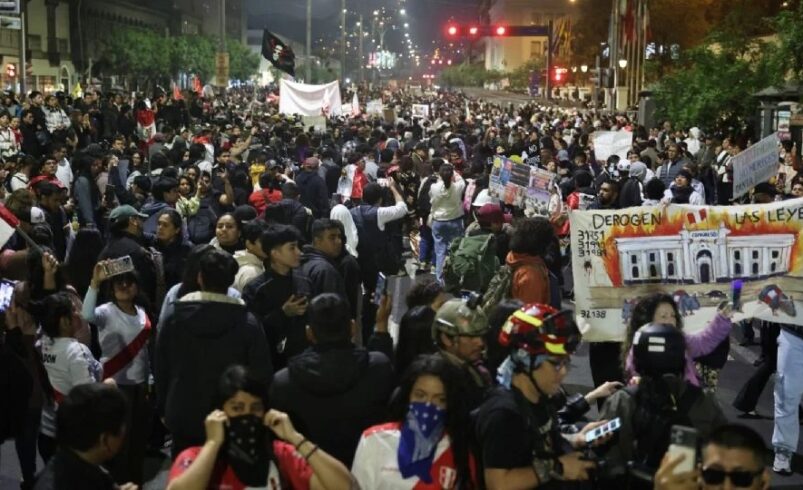 Perú declara estado de emergencia en Lima tras protesta que dejó un muerto y más de cien heridos