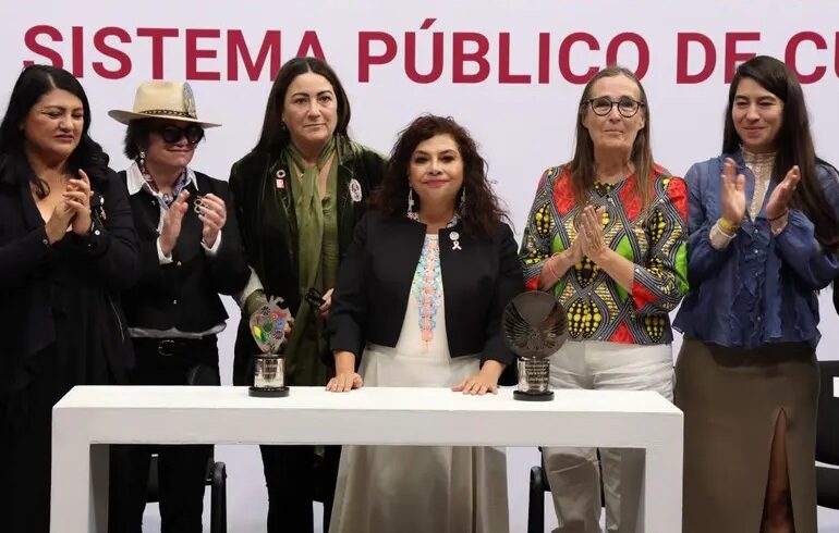 Clara Brugada recibe premio Mujer de la Década