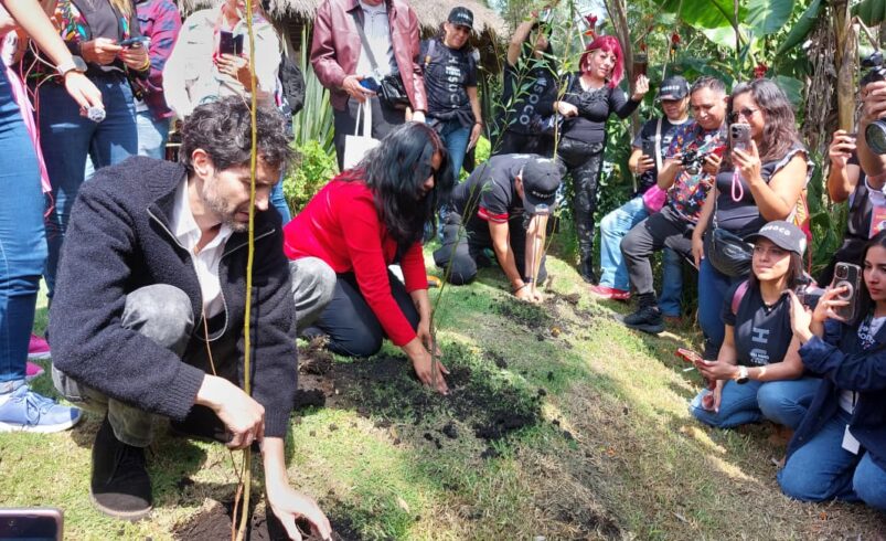 El cantante Benny Ibarra impulsa la reforestación de Xochimilco junto a la alcaldesa Cirse Camacho Bautista