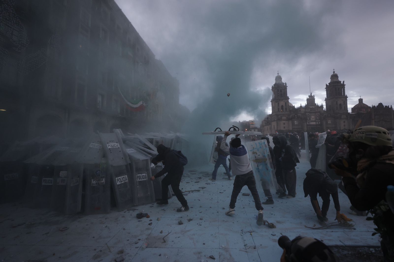 Marcha del 2 de octubre en CDMX: Reportan a 3 policías en estado delicado