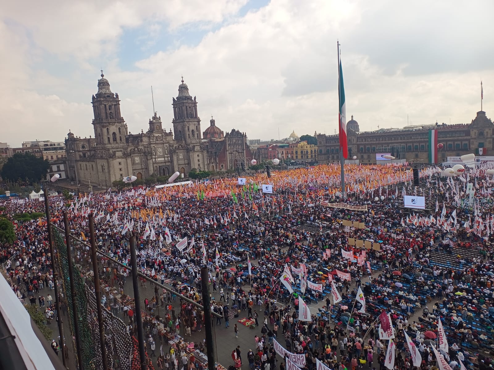Acuden miles al Zócalo para escuhar a Sheinbaum