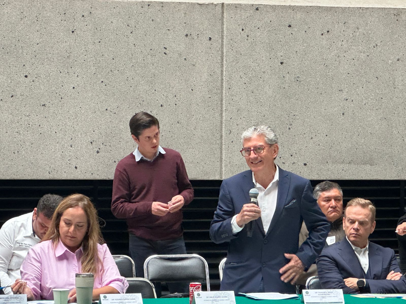 Mayor carga fiscal a cigarros y refrescos golpeará finanzas de comercios pequeños