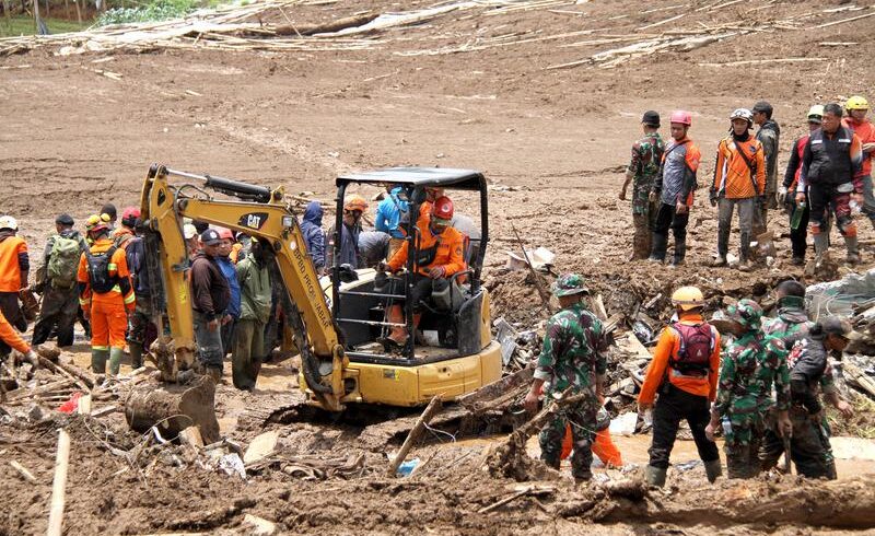 (Multimedia) Sube a 25 cifra de muertes por deslizamiento de tierra en Java Occidental, Indonesia