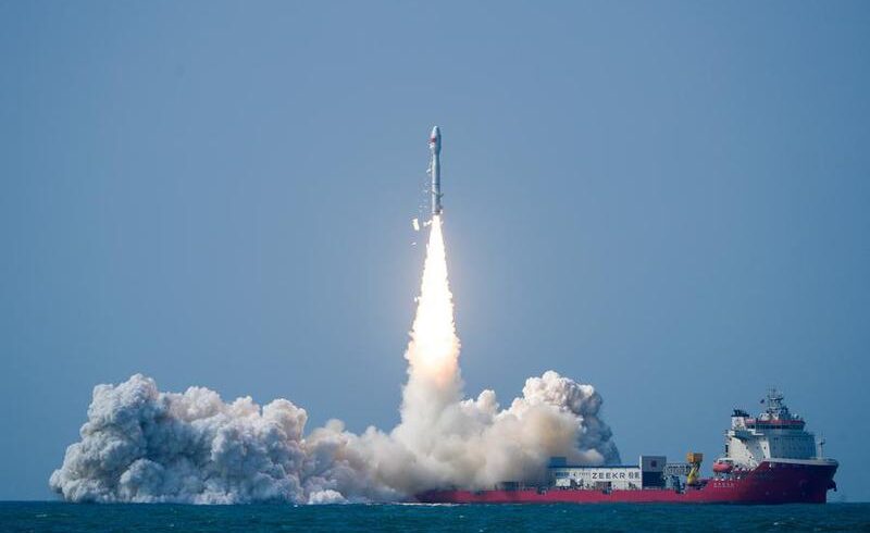 (Multimedia) Cohete comercial SD-3 de China lanza 7 satélites desde el mar