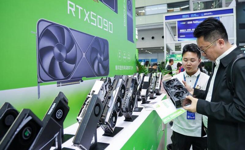 (Multimedia) Sector manufacturero de información electrónica de China registra rápido crecimiento en 2025