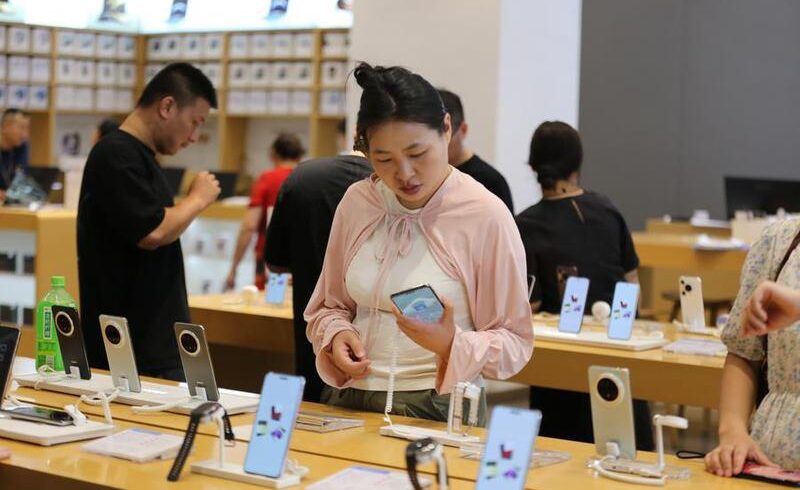 (Multimedia) Sector manufacturero de información electrónica de China registra rápido crecimiento en 2025