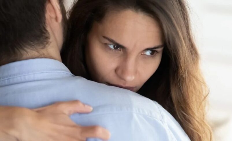 Los abrazos ayudan a mejorar la salud mental, pero hay quienes los usan para manipular